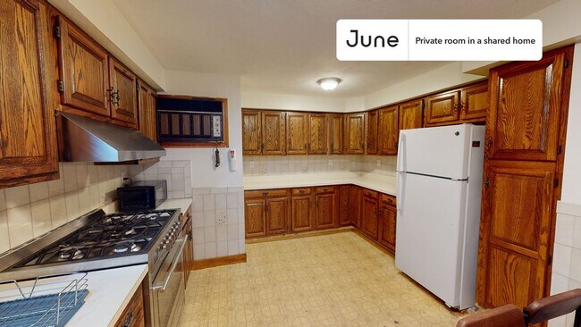 Building Photo - Room in Shared 5 bed/1 bath home