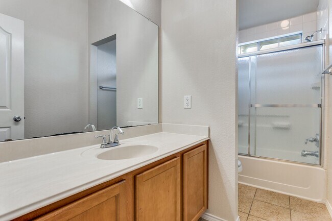 Building Photo - A Beautiful Blend of Comfort and Charm — 3 bd/2 Bath; Ready to lease in Vista West!