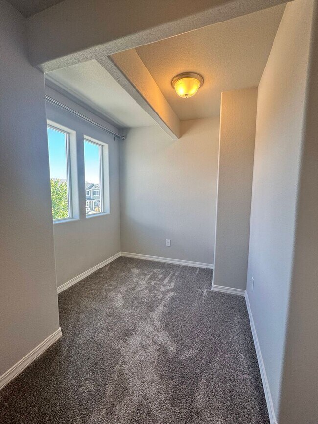 Building Photo - Updated 3 Bedroom in Enclaves at Mountain ...