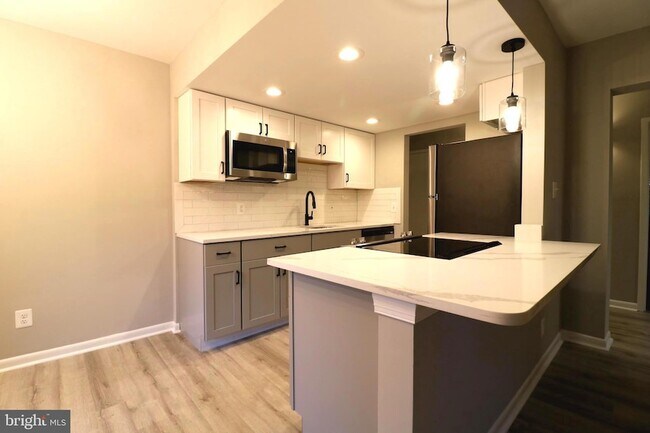 Building Photo - 2249 Castle Rock Square