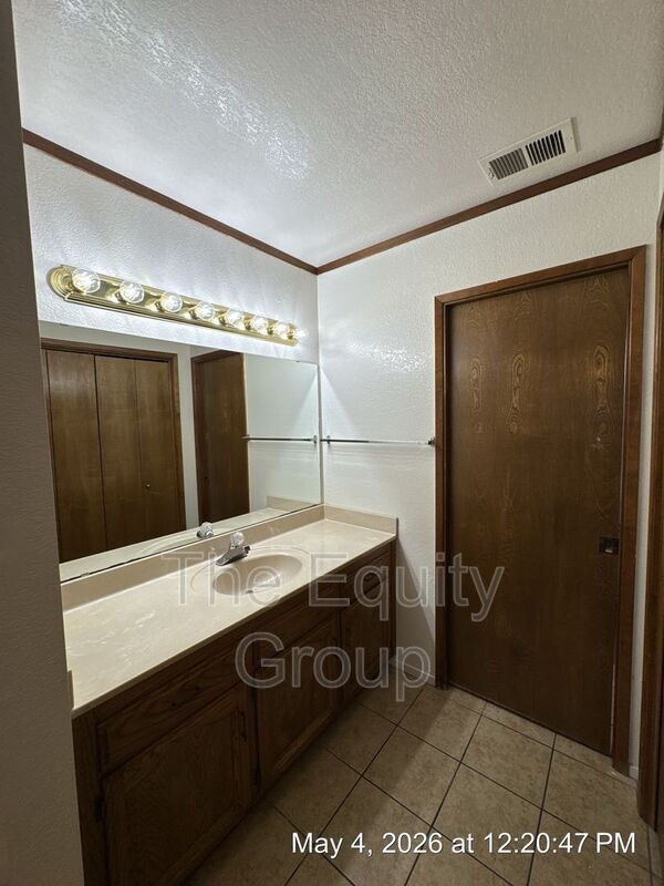 Building Photo - 720 S Linwood St
