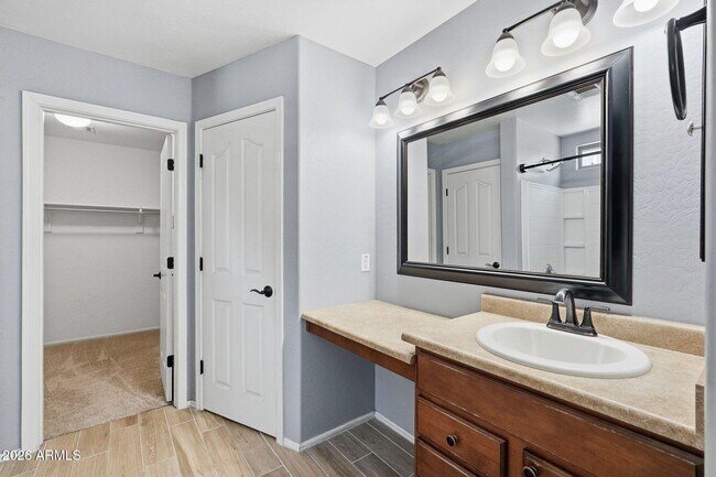 Building Photo - 1006 S Deerfield Ln