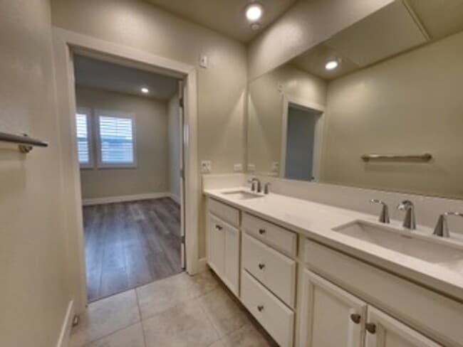 Building Photo - Upscale 2/2 Apartment in The Cannery!-$500 Off 1st Month's Rent