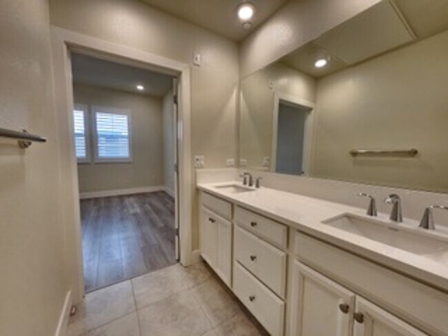 Building Photo - Upscale 2/2 Apartment in The Cannery!