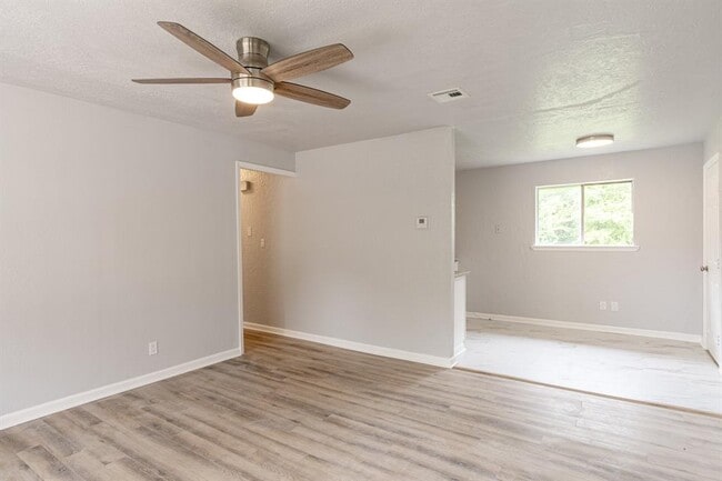 Building Photo - 2605 Queensbury Rd