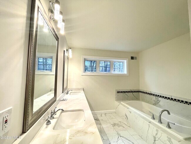 Building Photo - 11 Poplar Dr