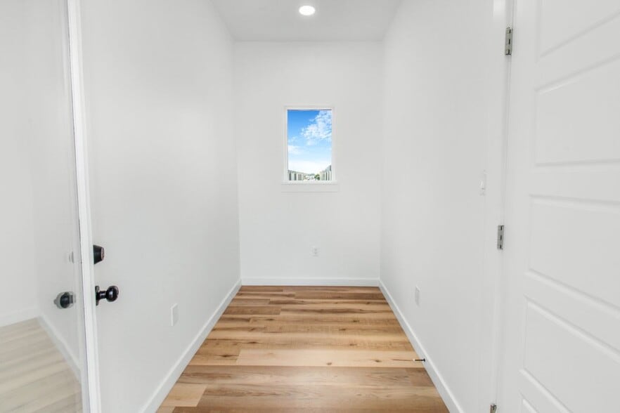 Building Photo - 706 W Seminole Ave