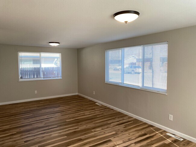 Building Photo - Spacious Single-Story Living with Modern Comforts and Outdoor Appeal