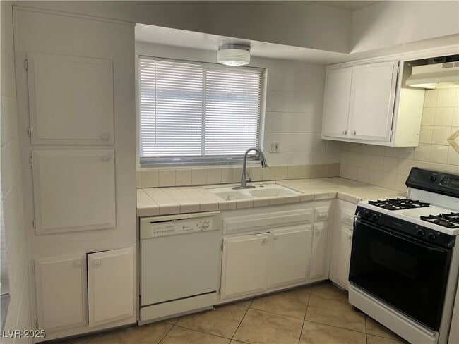 Building Photo - 2198 Capistrano Ave