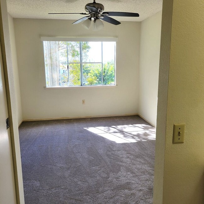 Building Photo - Northpointe Townhouse - 2 bedrooms, 2 baths, 2 parkings