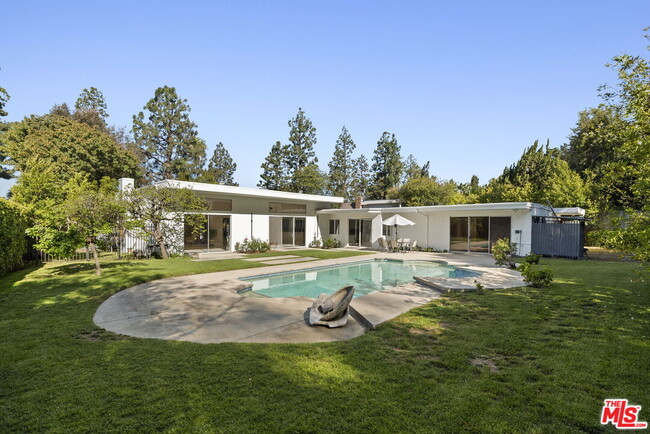 Building Photo - 1860 Loma Vista Dr