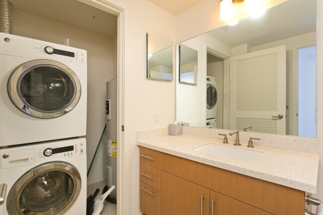 Building Photo - Available Now ! Beautiful 2 bed 2 bath condo in Kailua