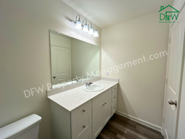 Building Photo - Spacious 5-Bedroom Home with Modern Upgrad...