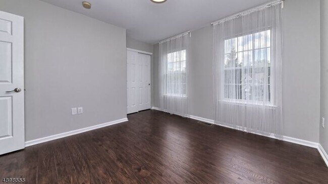 Building Photo - 44 Greenbrook Dr