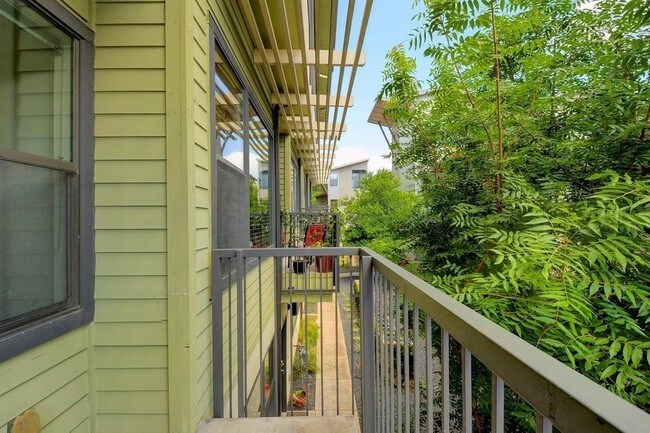 Building Photo - 304 W Alpine Rd