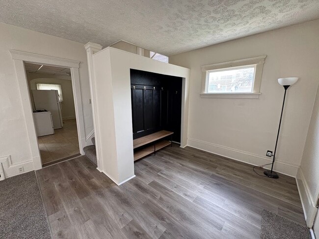 Building Photo - Three bedroom one bathroom home for rent