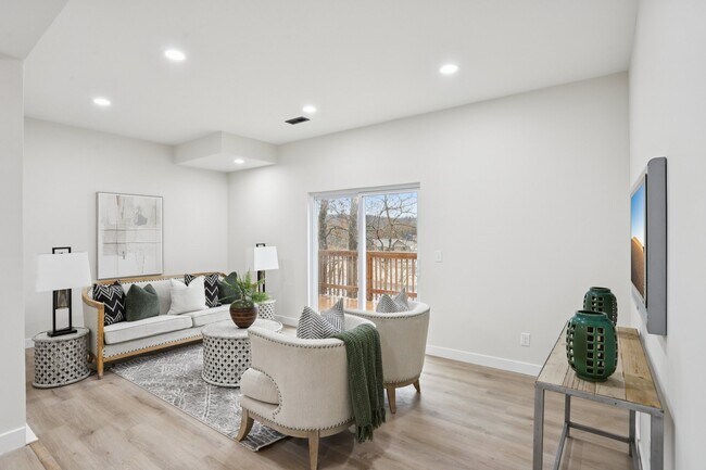 Building Photo - 1357 Lake Sherwood Dr