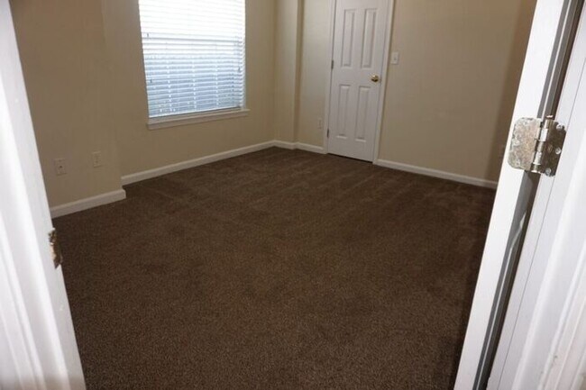 Building Photo - 3 Bedroom Home With Garage