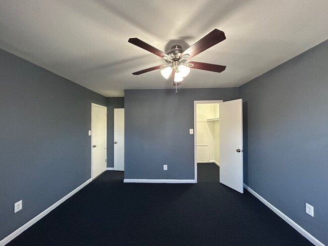 Building Photo - Move-in ready
