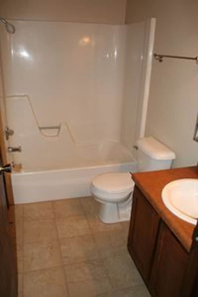 Building Photo - Large townhomne