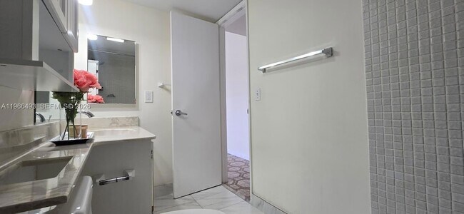 Building Photo - 10221 Fontainebleau Blvd