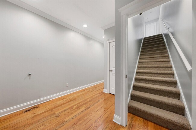 Building Photo - 3630 Amherst Dr
