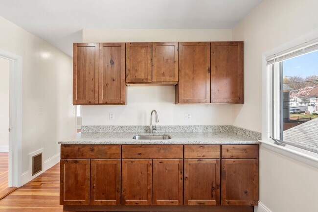 Building Photo - 14 Child St