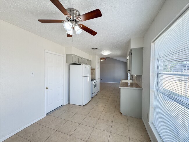 Building Photo - 1727 Junker St