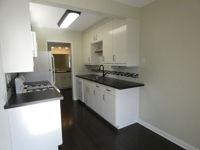 Building Photo - *Available NOW  in La Habra!*