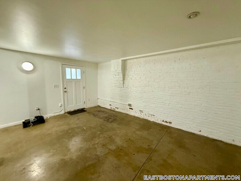 Building Photo - 72 Frankfort St