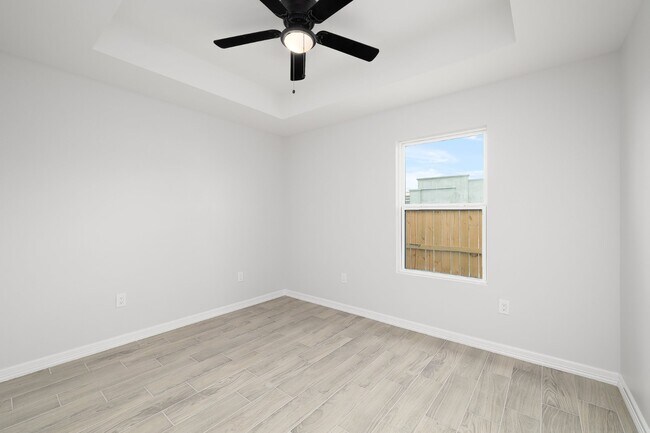 Building Photo - 3300 Fuerte Ave