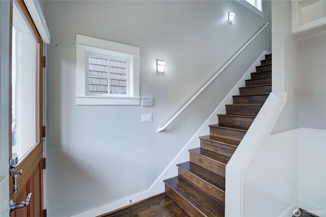 Building Photo - 2Bd/1.75Ba Seattle Home