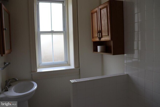Building Photo - 421 Lyceum Ave