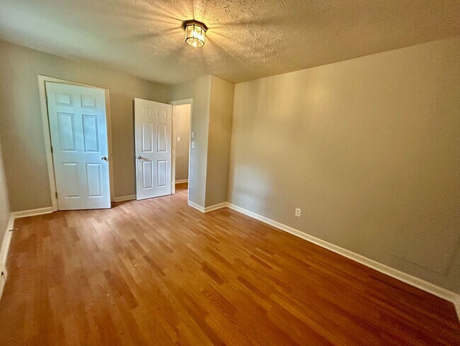 Building Photo - HALF OFF FIRST MONTH - 2 Bedroom in Versailles!