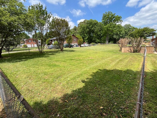 Building Photo - Incredible Location in N Davidson Co with ...