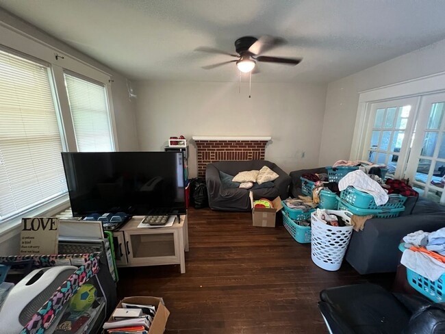 Building Photo - Spacious 4-Bedroom Home