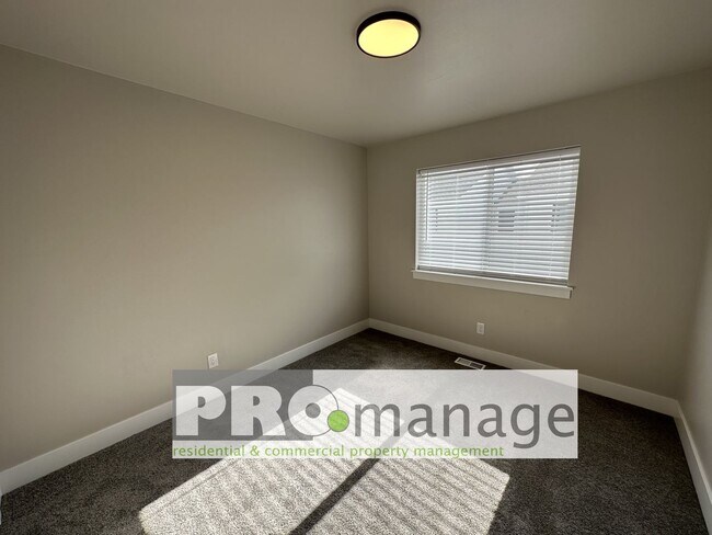 Building Photo - 3 Bed, 2.5 Bath Townhome w/ 2-Car Garage - NEAR NEW - Ammon