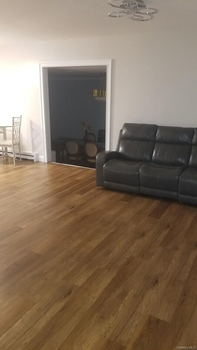 Building Photo - 7 Merriewold Ln S