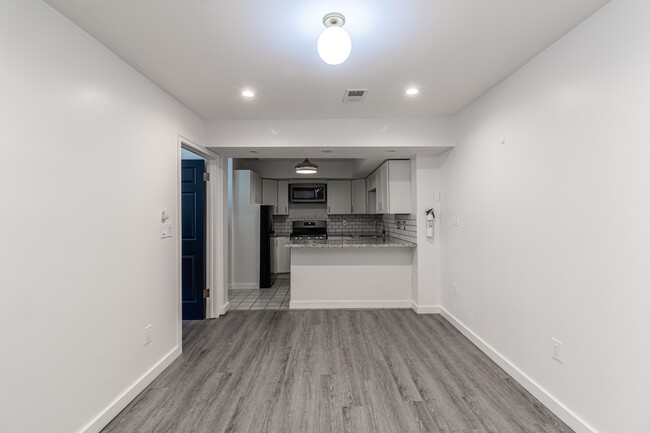 Building Photo - 916 Highview St