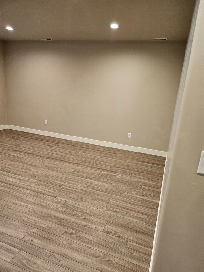 Building Photo - Cute-Modern 2 Bedroom Apt for Rent in Orem...