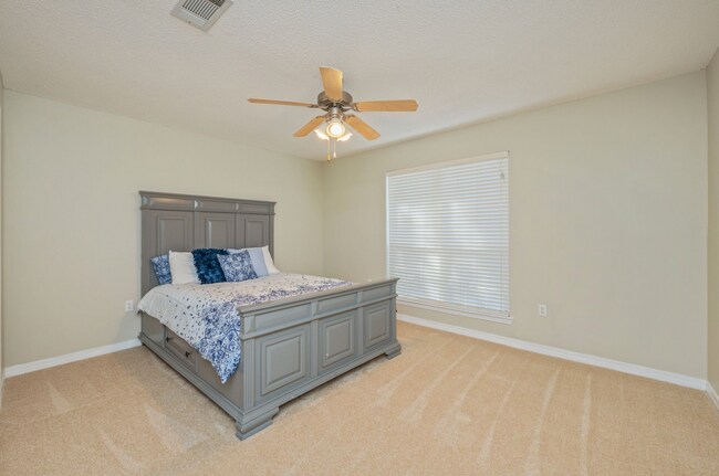 Building Photo - 4 bedroom 2 bathroom