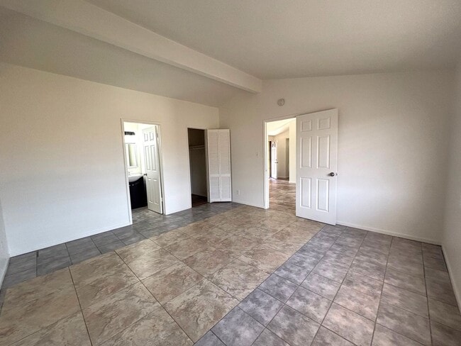 Building Photo - Priced to Rent Fast!!