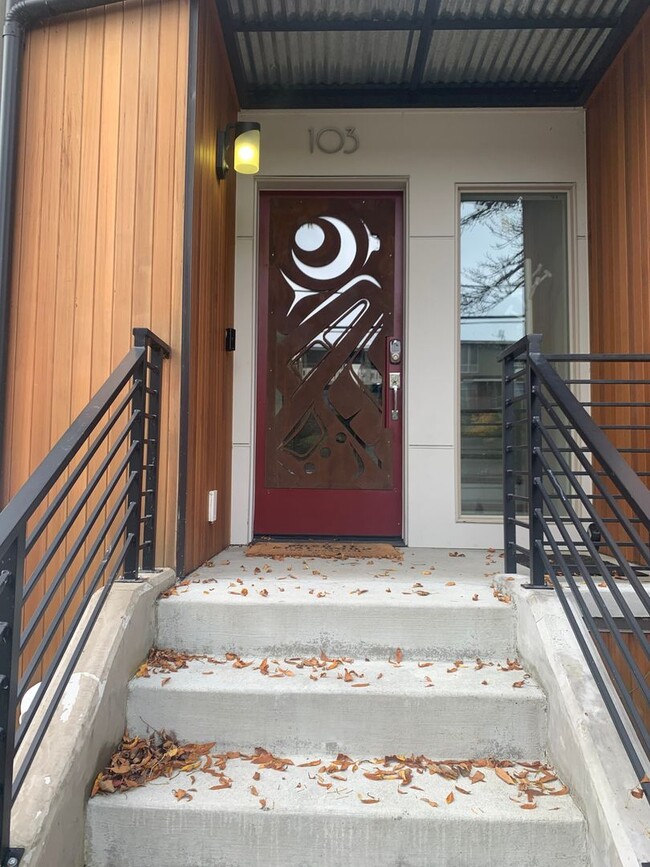 Building Photo - High End Madison Valley Row House !