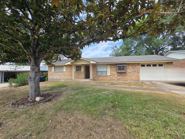 Building Photo - 704 Arrow Ln