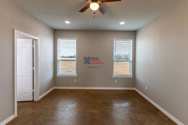 Building Photo - Stylish Glen Rose Home with Open Layout