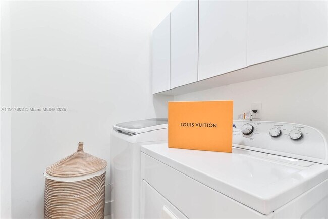 Building Photo - 7446 NW 99th Ct