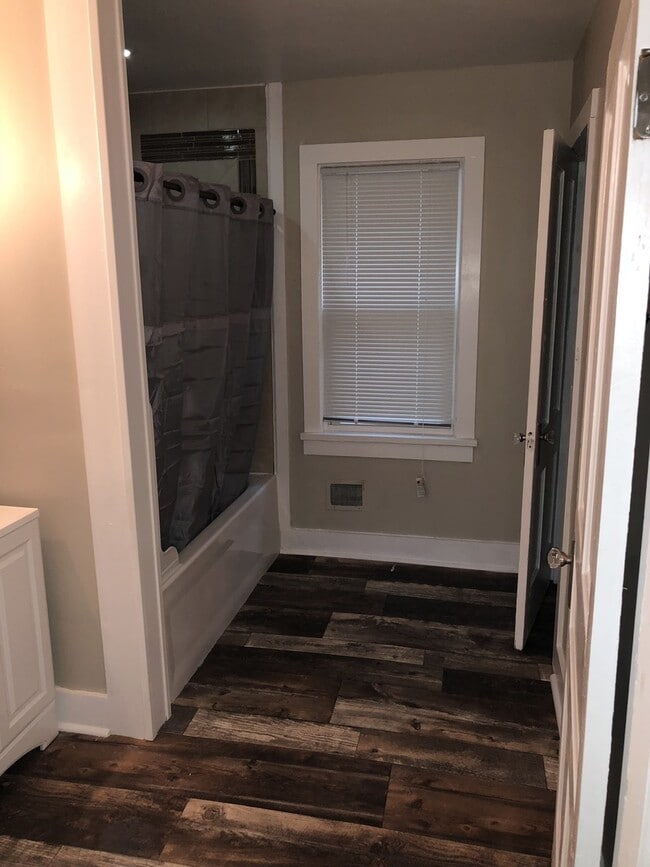 Building Photo - Updated 5BR/1.5BA Rent to Own Single Family Home