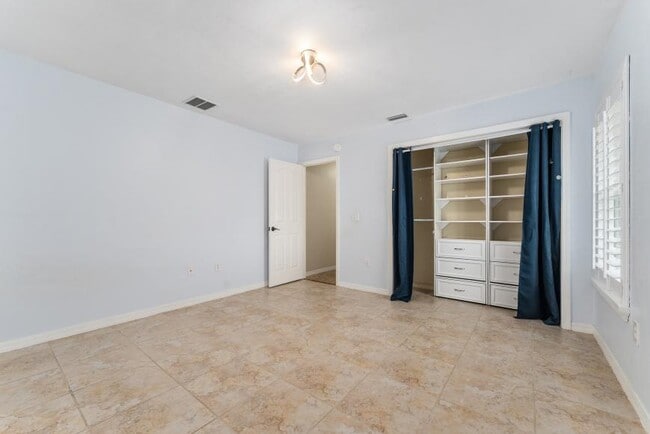 Building Photo - 4 bedroom in Gainesville FL 32606