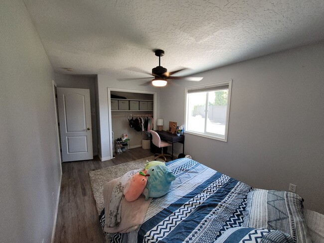 Building Photo - Stunning Home with Hot Tub with Detached O...