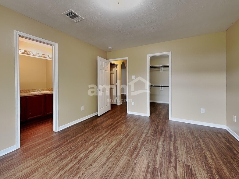Building Photo - 22270 Queenbury Hills Dr